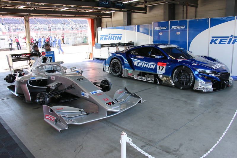 REAL RACINGのSF19（左）とKEIHIN NSX-GT（右）