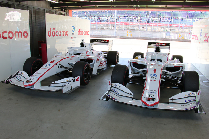 DOCOMO TEAM DANDELION RACINGのSF19。左が福住仁嶺選手の5号車、右が山本尚貴選手の1号車