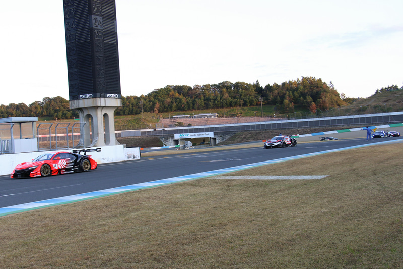 パレードランも兼ねてマシンがコースを1周。ホームストレートに並べられた