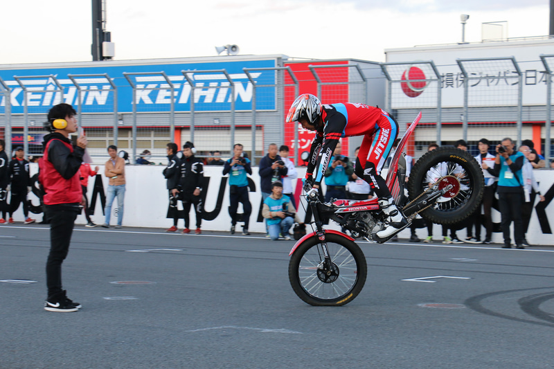 パレードランも兼ねてマシンがコースを1周。ホームストレートに並べられた