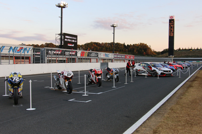 フィナーレ後はホームストレートが開放されて「パルクフェルメウォーク」を実施