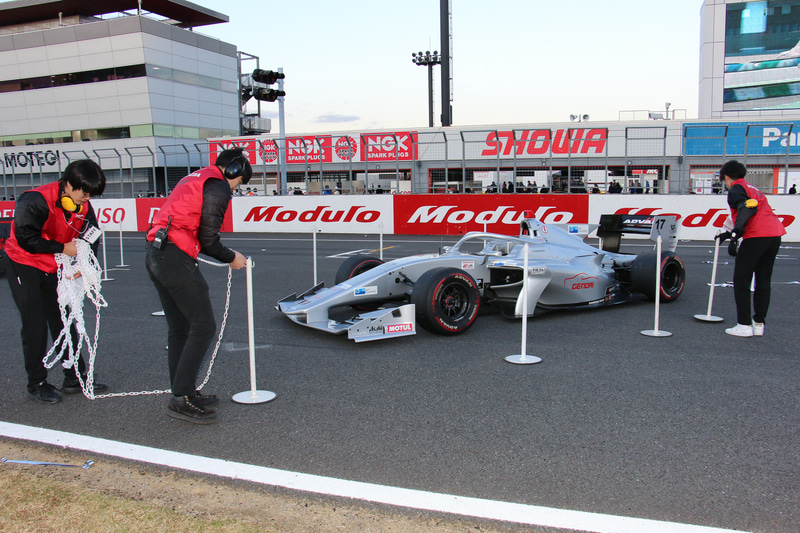 フィナーレ後はホームストレートが開放されて「パルクフェルメウォーク」を実施