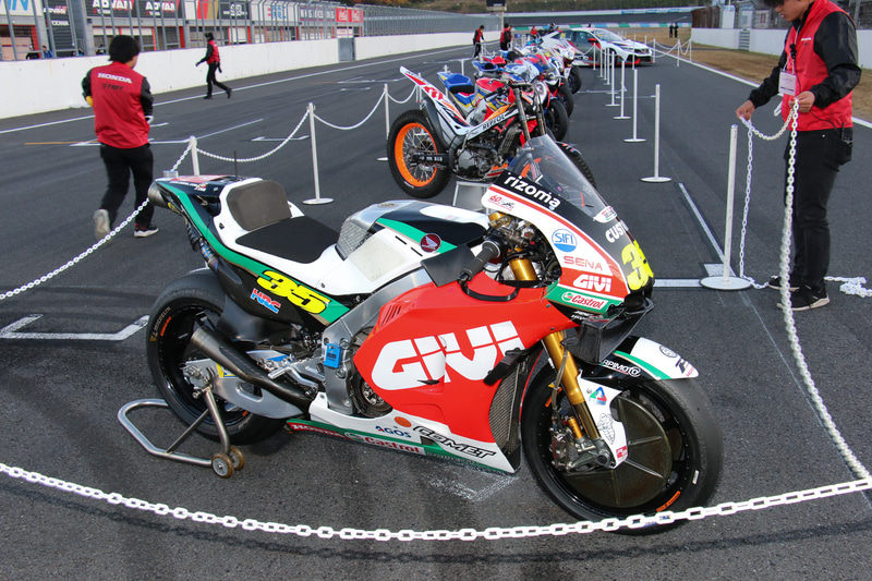 フィナーレ後はホームストレートが開放されて「パルクフェルメウォーク」を実施