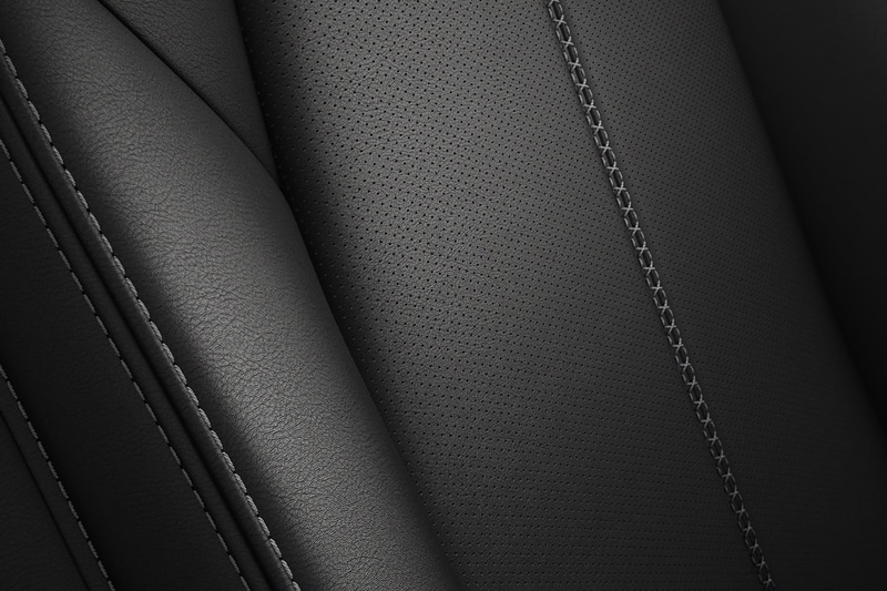ステッチカラーにグレーを採用したインテリア。パーフォレーション（穴あけ加工）の本革素材を設定する