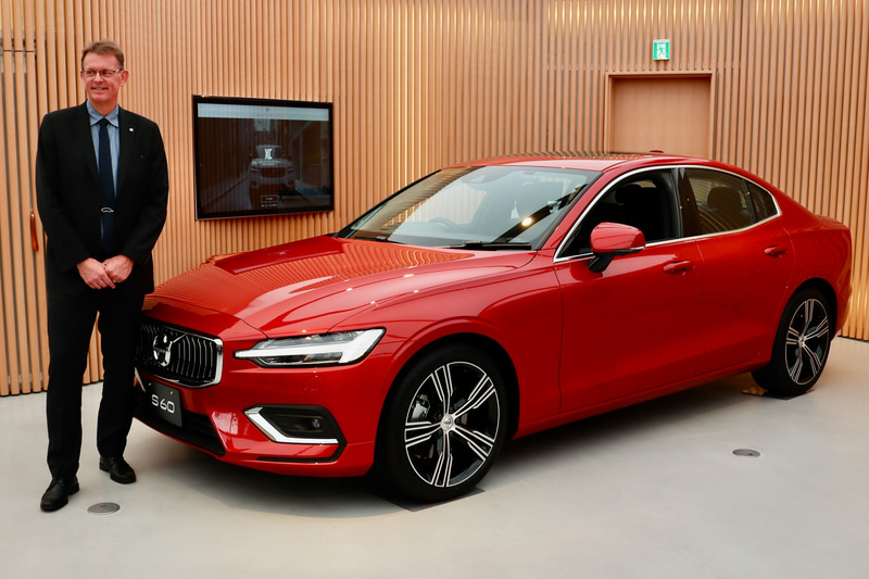 ボルボの新型「S60」とヤン・イヴァーソン氏