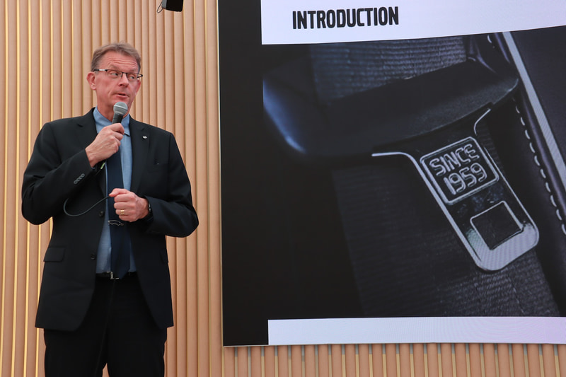 3点式シートベルトやそれ以降の安全システムについて説明するイヴァーソン氏