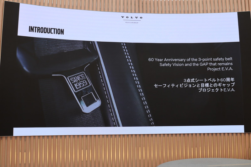 3点式シートベルトやそれ以降の安全システムについて説明するイヴァーソン氏