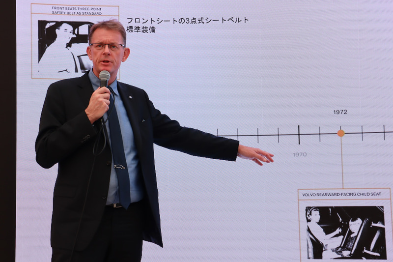 3点式シートベルトやそれ以降の安全システムについて説明するイヴァーソン氏
