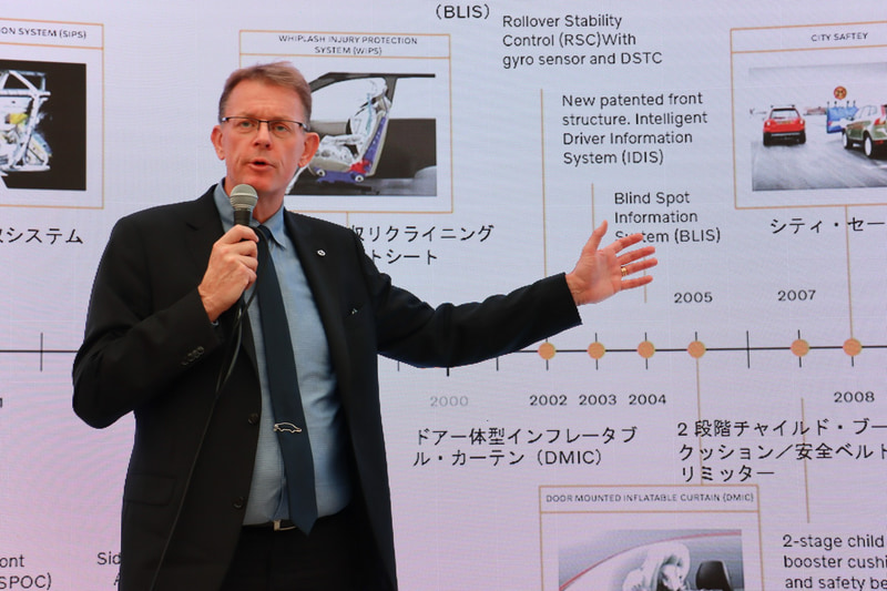 3点式シートベルトやそれ以降の安全システムについて説明するイヴァーソン氏