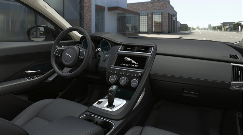 エボニーグレインレザーシート（日本仕様は右ハンドル）