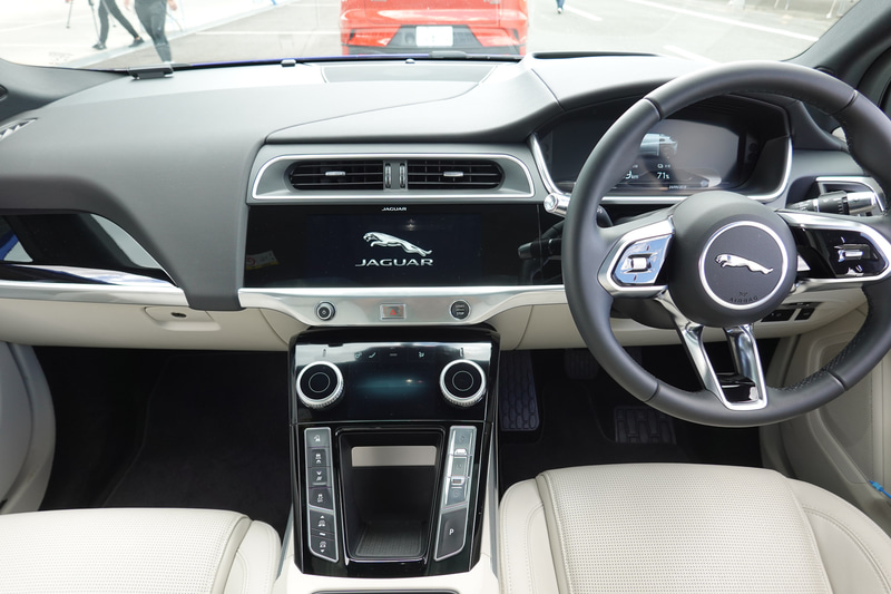 ジャガーらしく上質な作りのインテリア