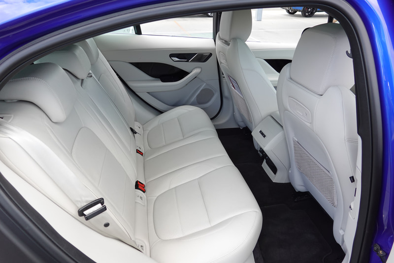 SUVタイプのため室内空間は広い。新しい外観デザインが活かされている