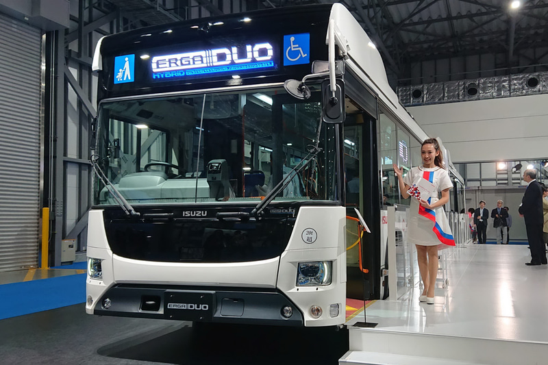 連結バス「ERGA DUO」を展示していたいすゞブースは、2年前のトヨタブースの「SORA」同様、乗降場所を作っての展示。ここまではなかなか難しいとは思いますが、コレに近付けるよう、街中の乗降場所も改善してほしい