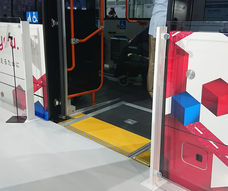 連結バス「ERGA DUO」を展示していたいすゞブースは、2年前のトヨタブースの「SORA」同様、乗降場所を作っての展示。ここまではなかなか難しいとは思いますが、コレに近付けるよう、街中の乗降場所も改善してほしい