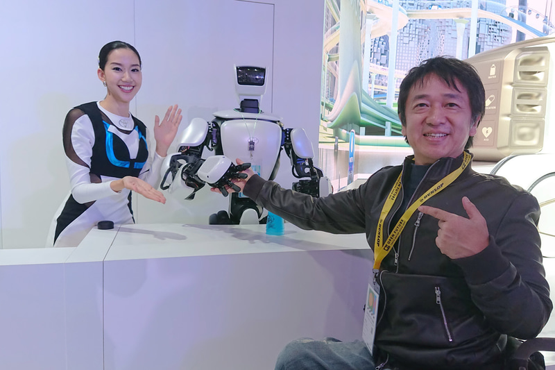 トヨタブースでヒューマノイドロボット「T-HR3」と握手！