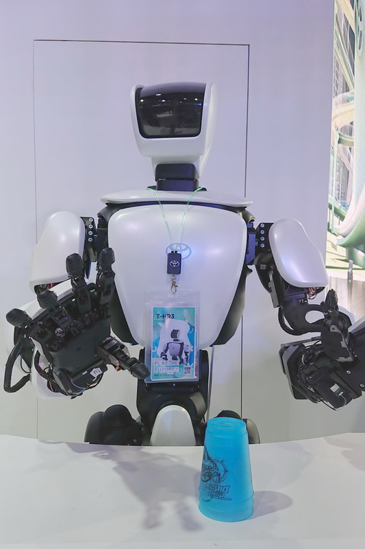 ドコモの5G回線を使うことで遅延のない遠隔操作が可能になり、自分の分身のような操作ができるらしい