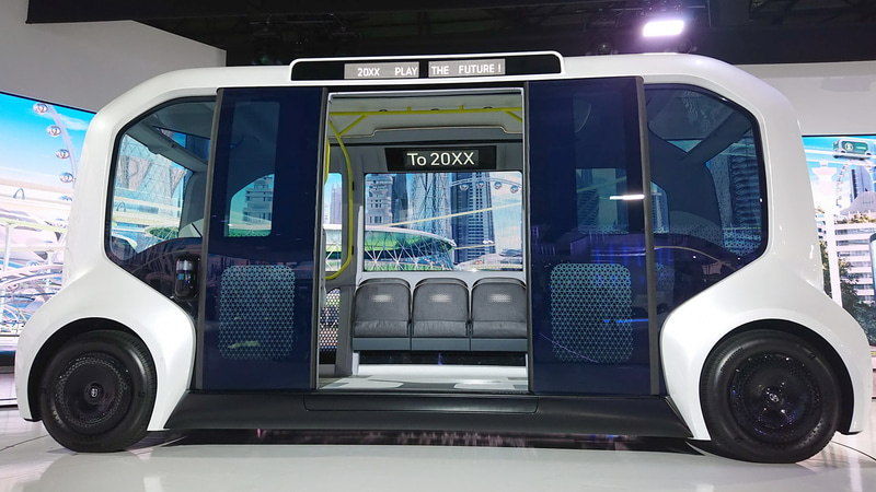 フラットフロアとロングホイールベースにより、最大4人の車いすユーザーが1人でも乗車が可能。乗降時にはドアの下部から自動スロープが出て来る