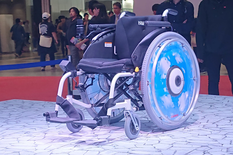市販の手動式車いすに取り付けることで、電動車いすにしてくれる「JWX-1 PLUS＋」。価格は31万3000円から