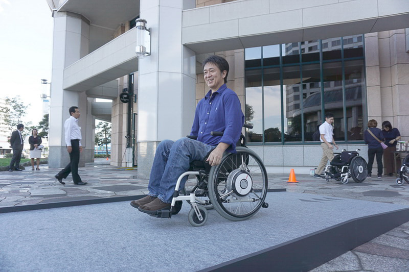 以前、同じユニットを使用した電動アシストモデル「JWX-2」に試乗。坂道の下りでスピードが出過ぎないよう適度なブレーキが効いたり、傾いた道路では左右の駆動ユニットが適宜補正し、まっすぐ進めるようアシストしてくれた。スゲー快適だが、使うと楽し過ぎて太りそう（笑）