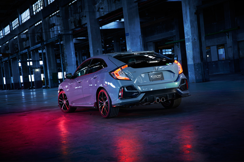 ハッチバックの新色「ソニックグレー・パール」