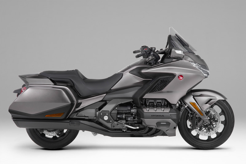 マットマジェスティックシルバーメタリックのGold Wing Dual Clutch Transmission