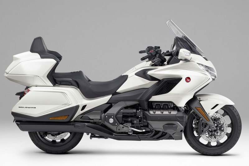 新採用された「パールグレアホワイト（ストライプ）」のGold Wing Tour