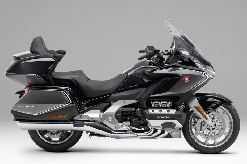 新採用された「ダークネスブラックメタリック（ツートーン）」のGold Wing Tour Dual Clutch Transmission＜AIRBAG＞