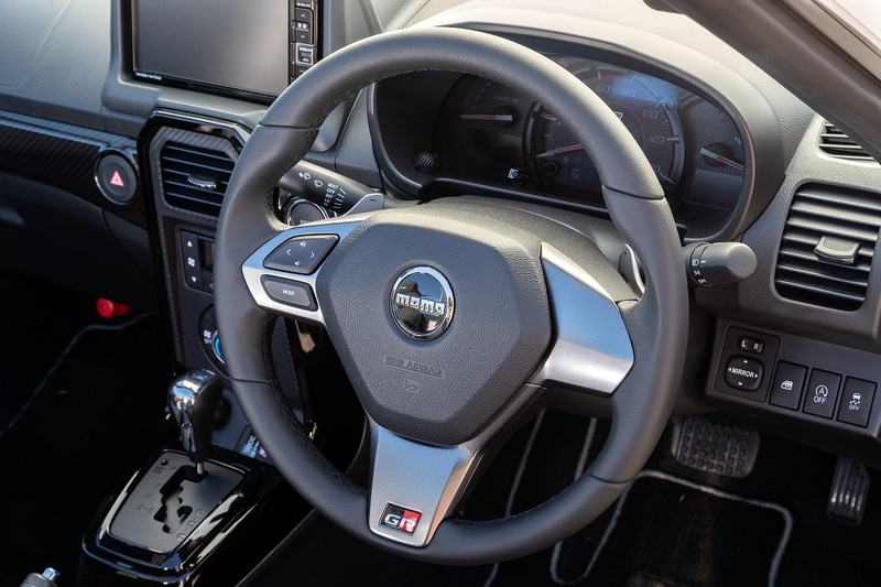 インテリアでは大人の上質感を演出する専用加飾として、GR SPORT専用のピアノブラック調加飾ドアグリップ/センタークラスター、カードキー、レカロシート、MOMO製革巻ステアリングホイール、自発光式3眼メーターなどを採用