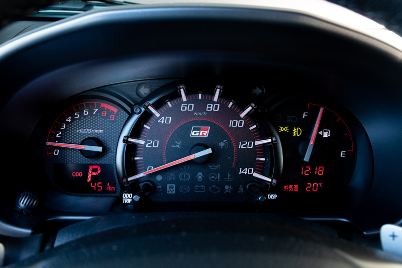 インテリアでは大人の上質感を演出する専用加飾として、GR SPORT専用のピアノブラック調加飾ドアグリップ/センタークラスター、カードキー、レカロシート、MOMO製革巻ステアリングホイール、自発光式3眼メーターなどを採用