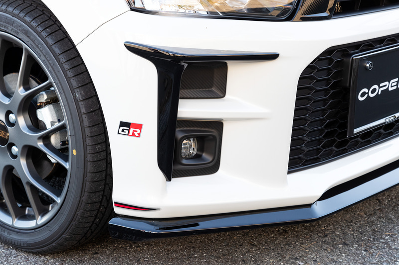 フロントまわりでは「GRフロントスポイラー」（4万7000円）、「GRフロントコーナースポイラー」（4万円）を装着。前後コーナーに貼られるのはGRロゴ入りアルミテープ「GRディスチャージテープ」（4枚セットで5000円。1枚1500円）