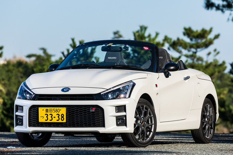 今回試乗したのは10月15日に発売された「コペン GR SPORT」。TOYOTA GAZOO Racingがモータースポーツ活動で培ったノウハウを活かしつつ、ダイハツが開発を進めたモデルで、トヨタが展開するスポーツカーシリーズ「GR」初の軽2シーターオープンモデルとなる。ボディサイズは他のコペンシリーズと共通で3395×1475×1280mm（全長×全幅×全高）、ホイールベースは2230mm。価格は7速CVT車が238万円、5速MT車が243万5000円