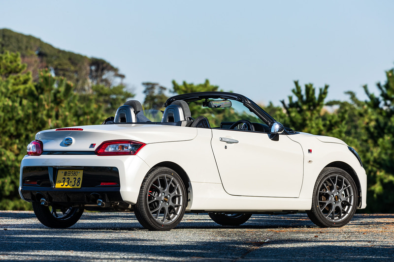 今回試乗したのは10月15日に発売された「コペン GR SPORT」。TOYOTA GAZOO Racingがモータースポーツ活動で培ったノウハウを活かしつつ、ダイハツが開発を進めたモデルで、トヨタが展開するスポーツカーシリーズ「GR」初の軽2シーターオープンモデルとなる。ボディサイズは他のコペンシリーズと共通で3395×1475×1280mm（全長×全幅×全高）、ホイールベースは2230mm。価格は7速CVT車が238万円、5速MT車が243万5000円