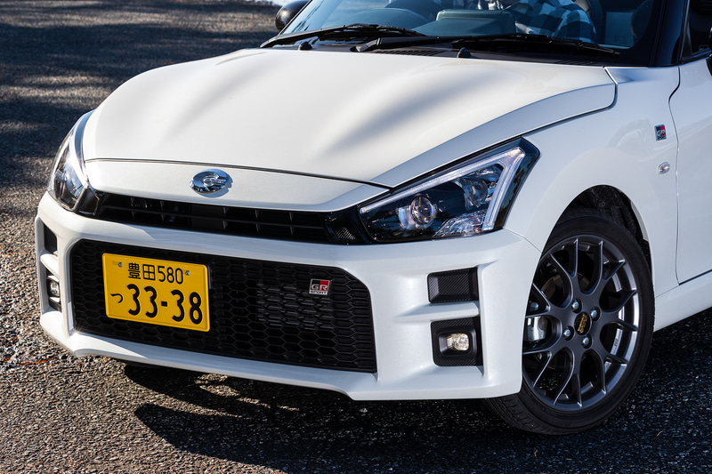 エクステリアではGRシリーズの一部モデルで採用する「Functional MATRIX」グリルを採用するとともに、フロント/リアともにブラックアウト化したランプをブラックラインでつないだ水平基調の構成を強調するデザインとした。足まわりでもスプリングやショックアブソーバーを最適化するなどサスペンションを刷新し、専用のBBS製鍛造16インチアルミホイール（タイヤはブリヂストン「POTENZA RE050A」：165/50R16）も標準装備