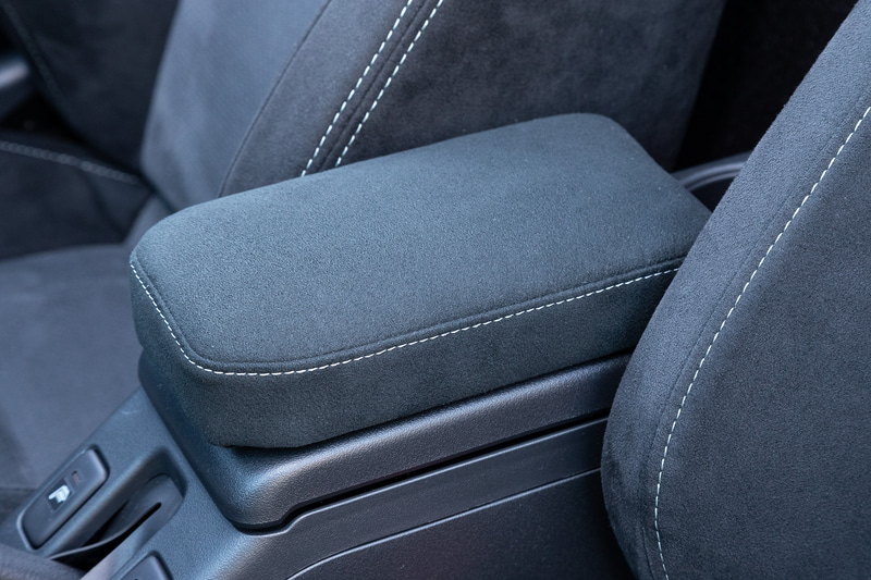 インテリアでは表皮に人工皮革（スエード調）、クッション部にチップウレタンを採用する「GRアームレスト」（1万5000円）を設定