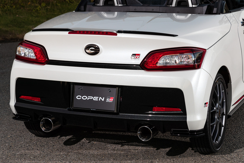 リアまわりでは「GRリヤサイドスポイラー」（4万3000円）、「GRリヤトランクスポイラー」（2万円）に加えてチェッカーフラッグ柄でレーシーなイメージを想起させる「GRフューエルリッドガーニッシュ」（7000円）などを装備。HKSスポーツマフラー（6万6000円）はダイハツ純正アクセサリー