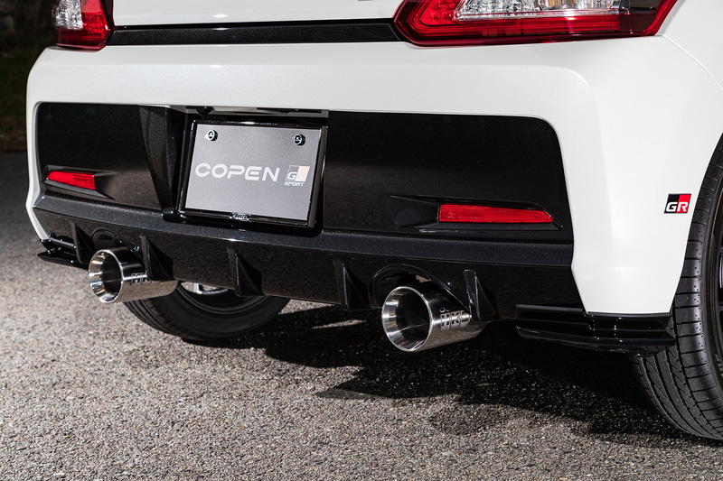 リアまわりでは「GRリヤサイドスポイラー」（4万3000円）、「GRリヤトランクスポイラー」（2万円）に加えてチェッカーフラッグ柄でレーシーなイメージを想起させる「GRフューエルリッドガーニッシュ」（7000円）などを装備。HKSスポーツマフラー（6万6000円）はダイハツ純正アクセサリー