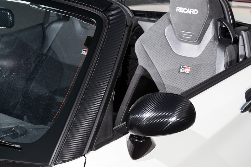 各所をカーボン調にドレスアップできるアイテムはダイハツ純正アクセサリー。価格はインナーミラーカバーが1万7776円、フロントピラーガーニッシュが5万9708円、ドアミラーカバーが2万5278円、ロールバーカバーが3万2252円。この4点をセットにした「ドレスアップパック」も用意され、公式サイトでは合計金額13万5014円のところ、14％OFFの11万6864円（11月15日時点）とされている（価格は取り付け費込）