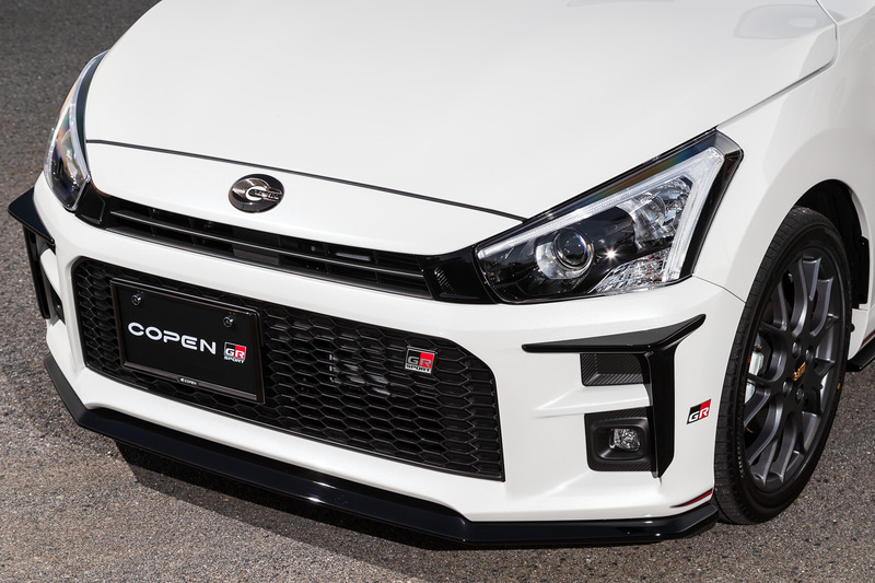 フロントまわりでは「GRフロントスポイラー」（4万7000円）、「GRフロントコーナースポイラー」（4万円）を装着。前後コーナーに貼られるのはGRロゴ入りアルミテープ「GRディスチャージテープ」（4枚セットで5000円。1枚1500円）