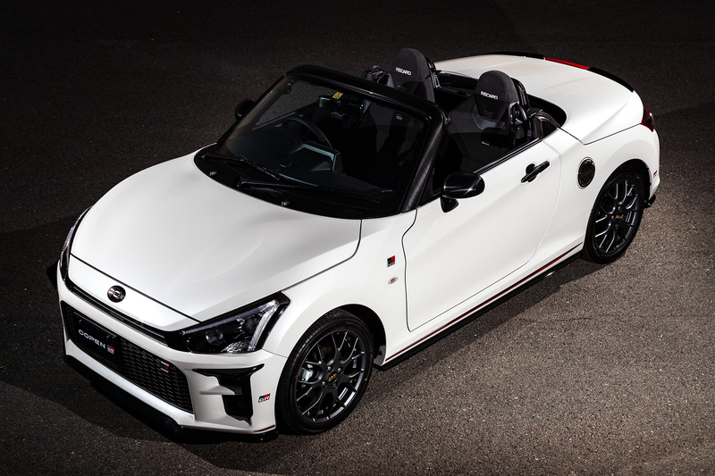 会場にはダイハツ純正アクセサリー＆TRD（トヨタカスタマイジング＆ディベロップメント）パーツを装着したモデルも展示。TRDパーツはコペン GR SPORTの発売に合わせて用意されたもので、「GR（TRD）パーツ」との名称で呼ばれる。全国のトヨタディーラーとともにダイハツディーラーでも販売されるのが新しい