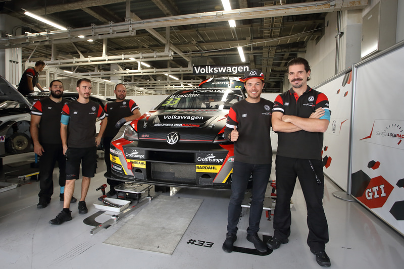 レーシング版のゴルフ GTI TCRの前に立つメカニック、エンジニアやロイヒター選手