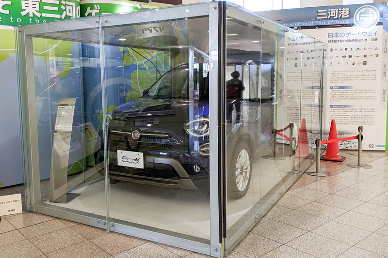 豊橋駅には「500X」が展示されていた