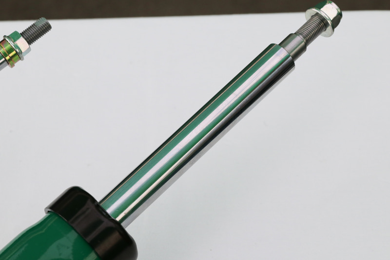 完全に内製化したピストンロッドは表面仕上げによりオイルシールに優しく、耐久性を向上する