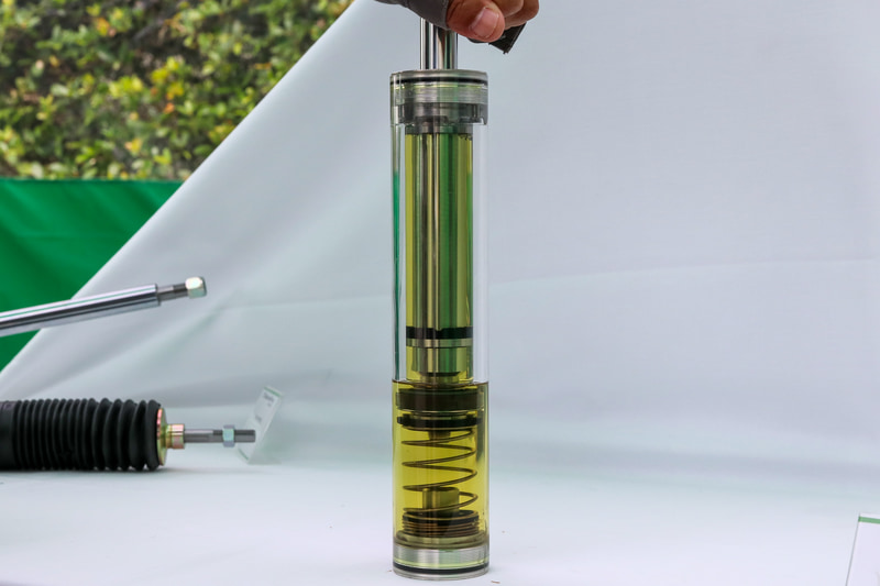 ダンパーが縮んで内部のスプリングが押されると、底部のバルブが閉じてオイル流量を制限するという仕組み