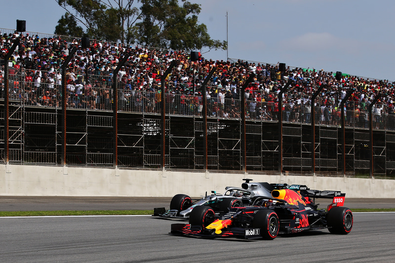 2位につけていたルイス・ハミルトン選手にセーフティカーのタイミングのピットストップでトップを明け渡すがすぐにオーバーテイク