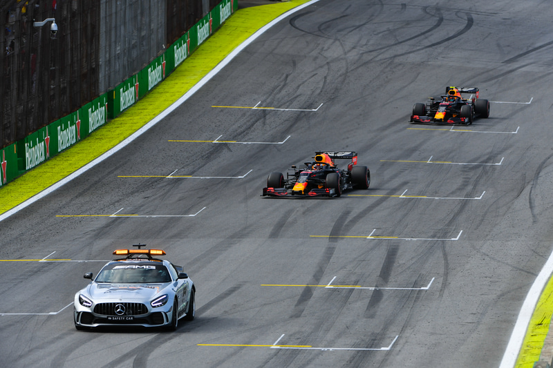 2度目のセーフティカーではフェルスタッペン選手、アルボン選手、ガスリー選手のホンダ勢がトップ3に並ぶ