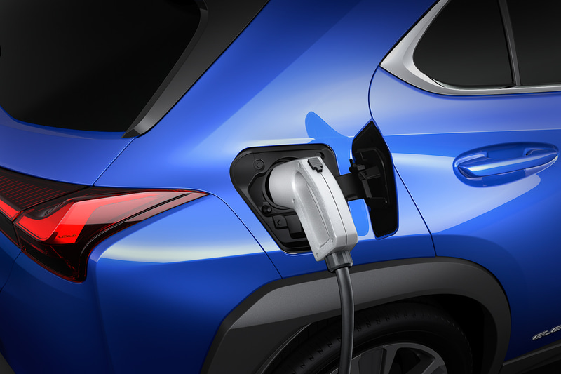 左右のリアフェンダー上に充電ポートをレイアウト