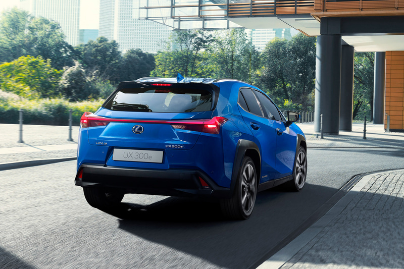 レクサスが目指す「すっきりと奥深い走り」の世界観をEVのUX300eでも追究