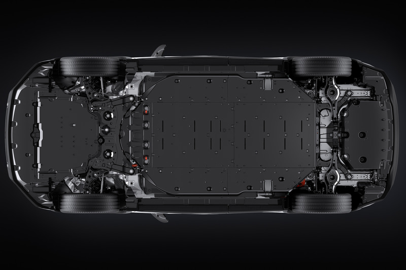 新開発の空力カバーをフロア下に設置。空力性能を高めた専用ホイールも装着し、風切り音の低減などを図っている