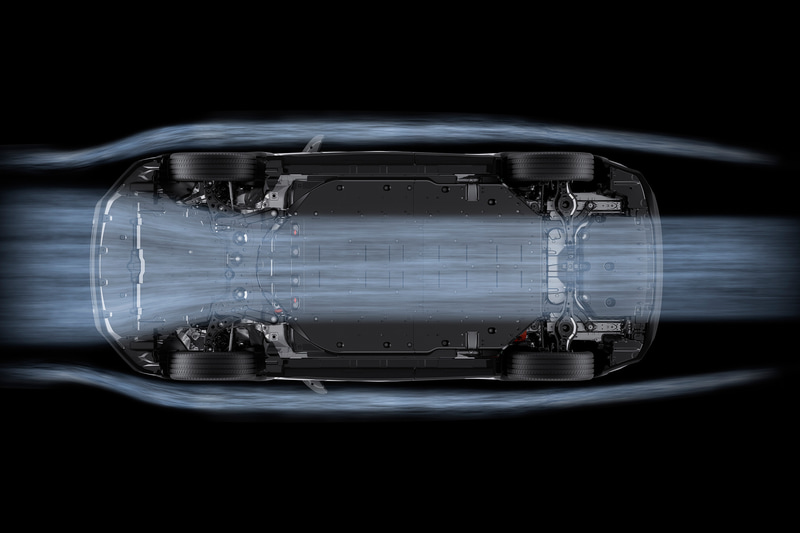 新開発の空力カバーをフロア下に設置。空力性能を高めた専用ホイールも装着し、風切り音の低減などを図っている
