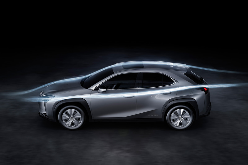 新開発の空力カバーをフロア下に設置。空力性能を高めた専用ホイールも装着し、風切り音の低減などを図っている